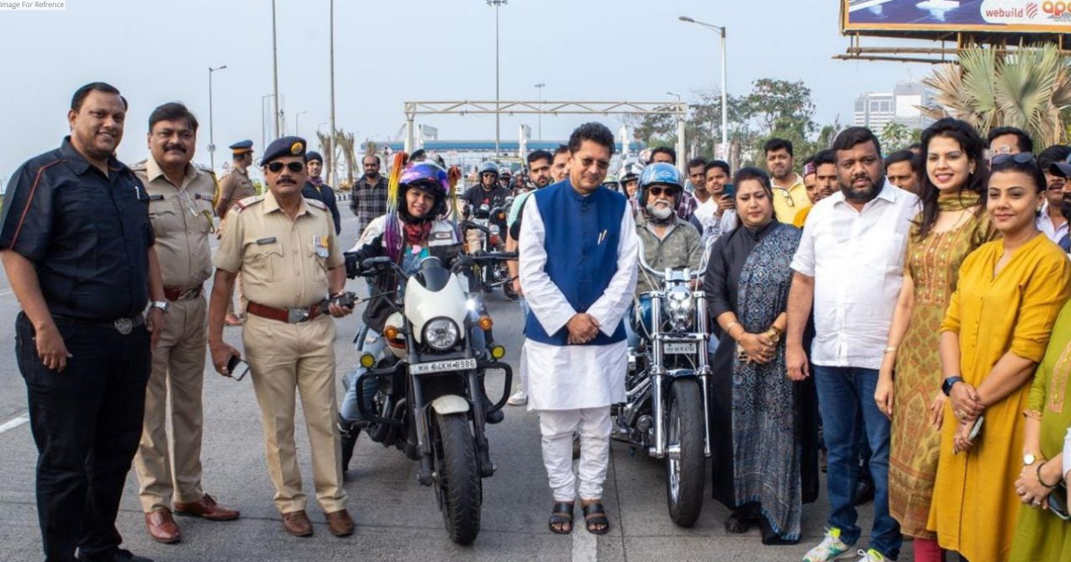 Maharashtra Cabinet Minister Shri Deepak Kesarkar flags off Road Safety Rally in Mumbai